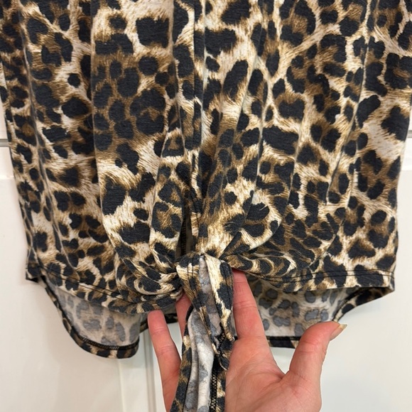 1.4.3. Story by Line Up Leopard Print Sleeveless Tie Front Tank Top. Size S - Picture 4 of 6